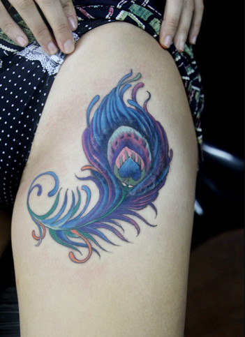 点击大图看下一张:大腿唯美好看的孔雀羽毛纹身