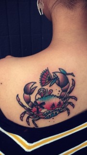 女性背部彩绘螃蟹纹身图案