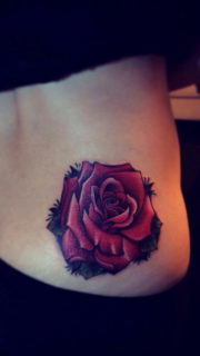 美女腰臀上鲜艳的玫瑰花纹身