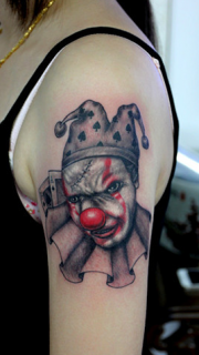 美女手臂个性小丑纹身