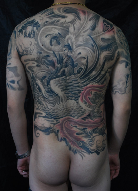 点击大图看下一张：满背好看的凤凰佛祖纹身