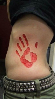 女生腰部割肉掌印纹身