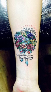 手臂上漂亮的彩绘玫瑰纹身图案