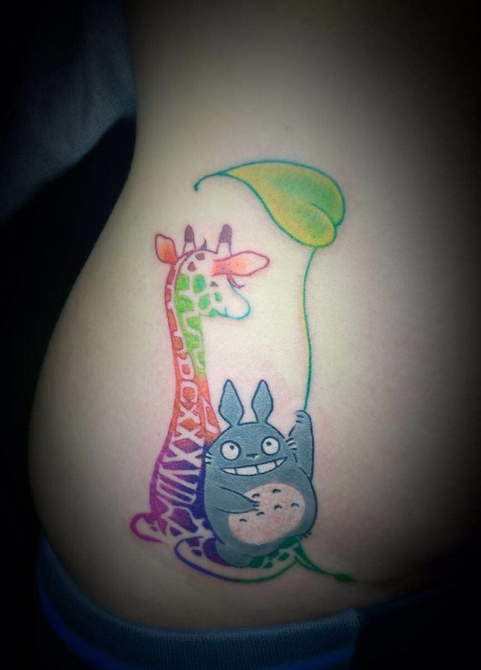 点击大图看下一张：性感小腹上可爱的龙猫纹身