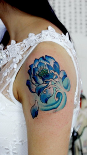 女性手臂漂亮的蓝色荷花纹身