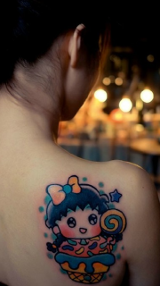 美女背部可爱的卡通小女孩纹身