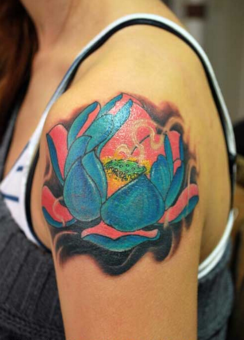点击大图看下一张：女性手臂蓝莲花纹身图案