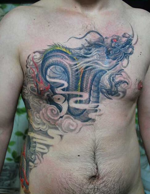 点击大图看下一张：男性腰胸上好看的盘龙纹身
