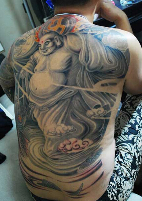 点击大图看下一张：满背好看的弥勒佛纹身图案