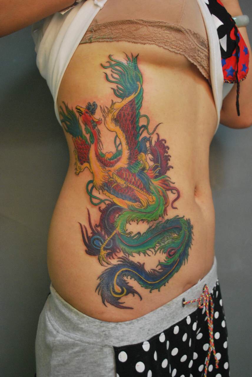 点击大图看下一张：女性腰腹间好看的彩色凤凰纹身