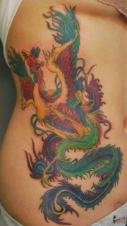 女性腰腹间好看的彩色凤凰纹身