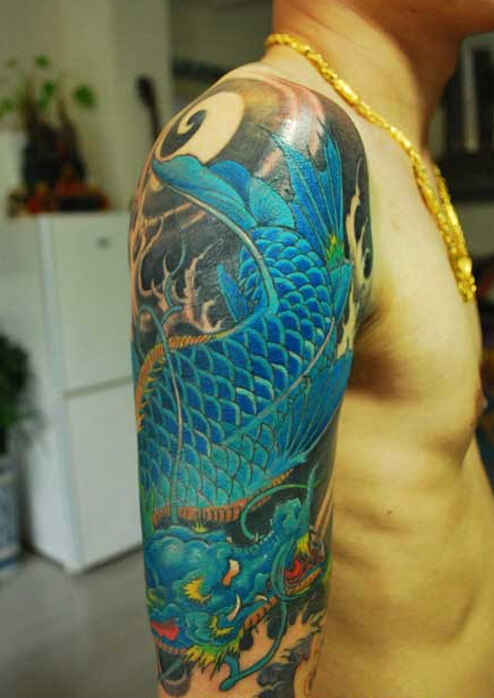 点击大图看下一张：男性蓝色的龙鱼花臂纹身