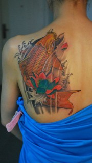 女性背部莲花鲤鱼纹身图案