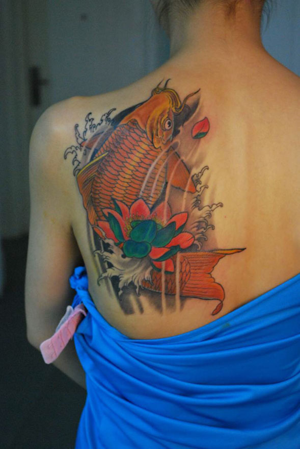 点击大图看下一张：女性背部莲花鲤鱼纹身图案