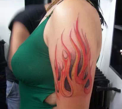 点击大图看下一张：女性手臂火焰纹身图案