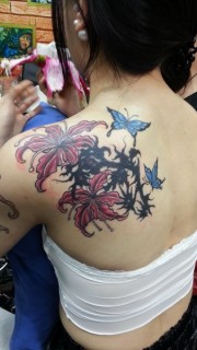 美女肩背漂亮的彼岸花和蝴蝶纹身