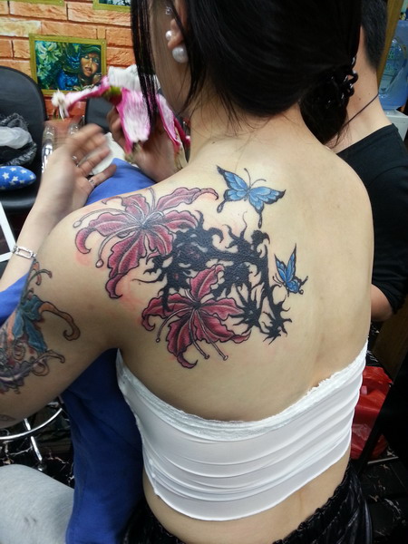 点击大图看下一张：美女肩背漂亮的彼岸花和蝴蝶纹身