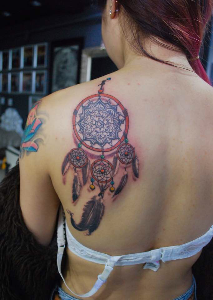 点击大图看下一张：女性背部漂亮的捕梦网纹身
