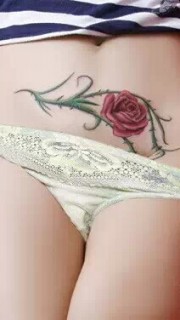 美女腹部漂亮的红玫瑰纹身