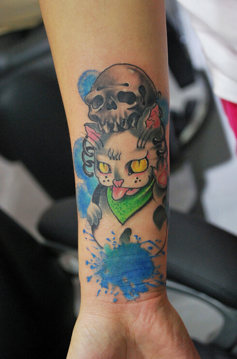 点击大图看下一张：手臂上小猫和骷髅头纹身