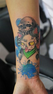 手臂上小猫和骷髅头纹身