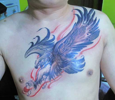 点击大图看下一张：男士胸前水墨鹰纹身图案