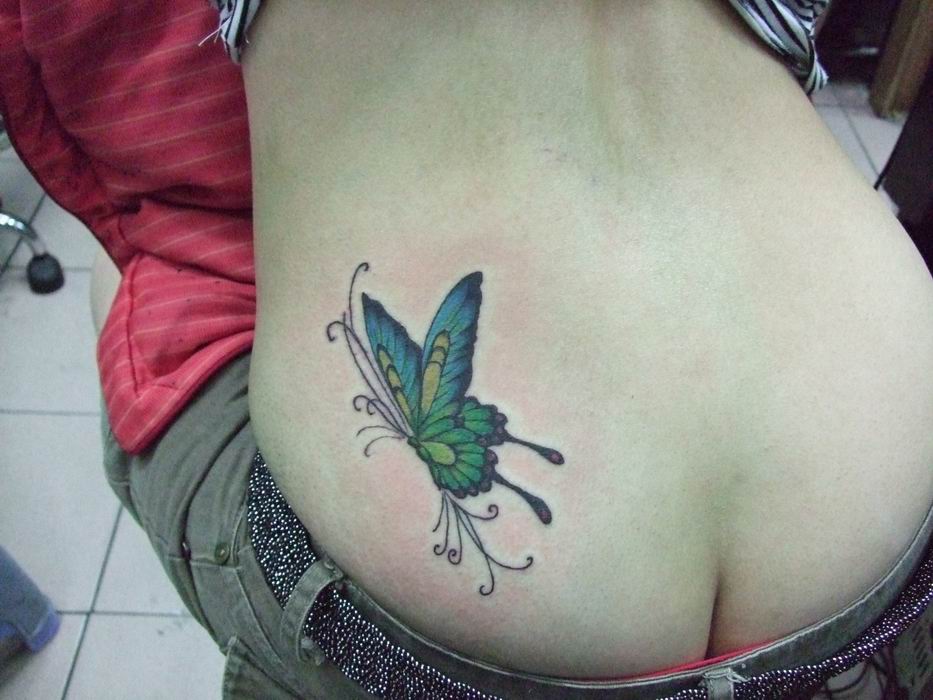 点击大图看下一张：女生腰部好看的蝴蝶纹身图案