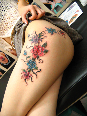 点击大图看下一张：美女腿部漂亮的花卉纹身图案