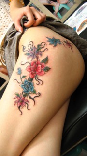 美女腿部漂亮的花卉纹身图案