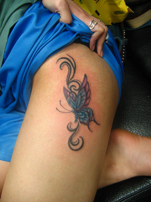 点击大图看下一张：女性大腿蝴蝶纹身图片