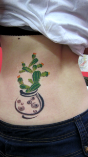女性后腰上仙人掌纹身图案