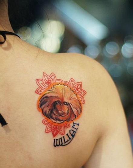 点击大图看下一张：女人背部彩色狗狗纹身图案