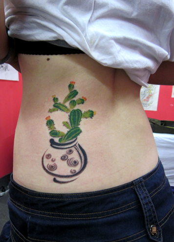 点击大图看下一张：女性后腰上仙人掌纹身图案