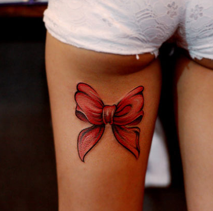点击大图看下一张：美女性感大腿上红色蝴蝶结纹身