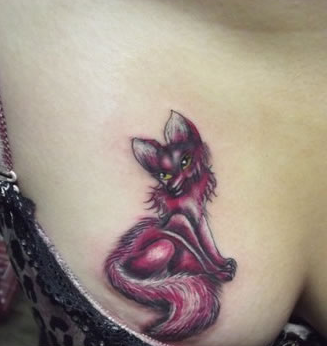 点击大图看下一张：女生胸部酒红色狐狸图案