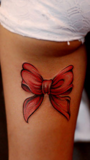 美女性感大腿上红色蝴蝶结纹身