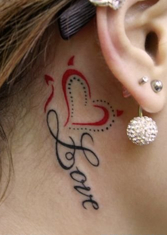 点击大图看下一张：耳部爱心文字纹身