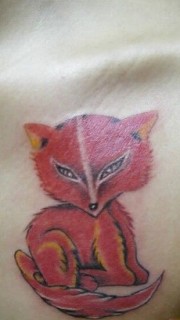 胸前红色狐狸纹身