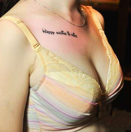 点击大图看下一张：小美女个性胸部英文纹身