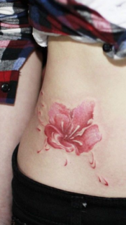 腹部粉色花朵纹身