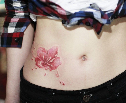 点击大图看下一张：腹部粉色花朵纹身