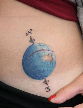 点击大图看下一张：腰部上的地球仪图案纹身
