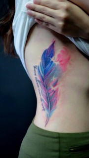 腰部唯美亮色羽毛纹身图案