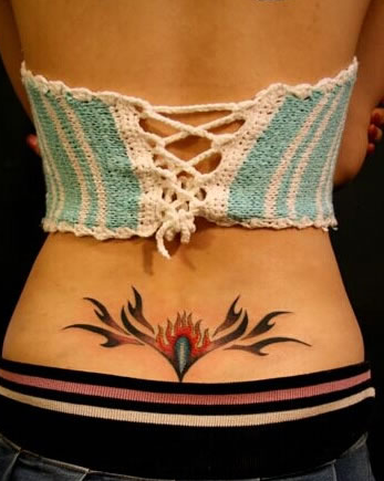 点击大图看下一张：女孩后腰锥形图腾纹身图片