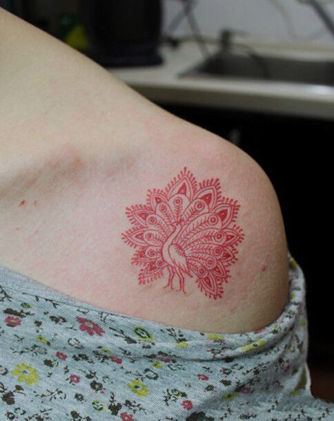 点击大图看下一张：红色小孔雀唯美肩部纹身图案