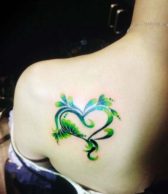 点击大图看下一张：创意碧绿海浪心肩部纹身图案