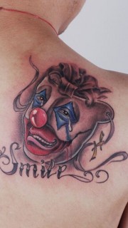 落泪小丑肩部纹身图案