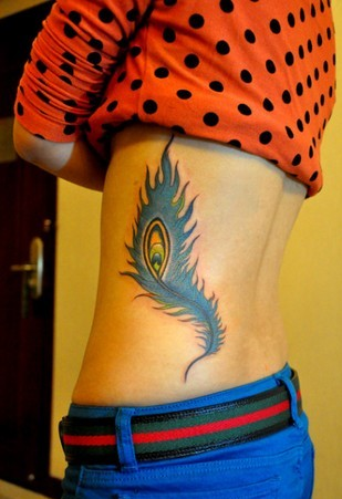 点击大图看下一张：女生腰部蓝色的羽毛纹身图片