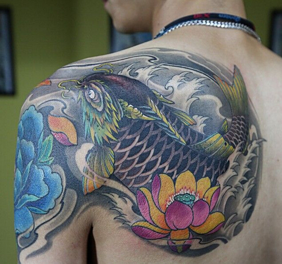 点击大图看下一张：中国莲花鲤鱼半甲霸气纹身