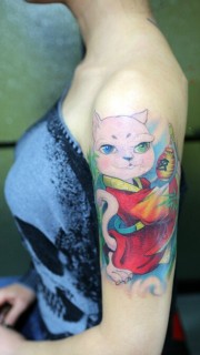 女生手臂穿红袍的猫纹身